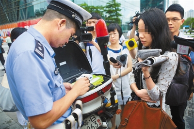 改變習(xí)慣 行人勿闖紅綠燈 與城市一同成長(zhǎng)