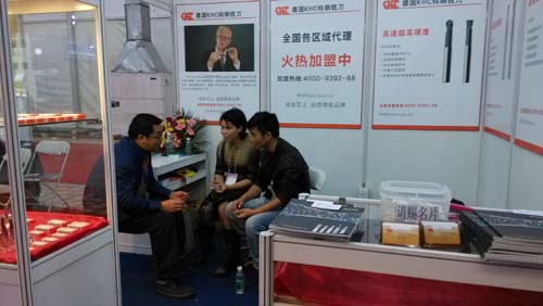 在KHC鎢鋼銑刀展會(huì)上與客戶愉快洽淡