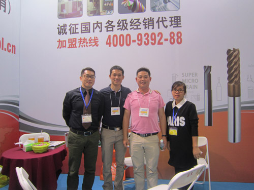 KHC高速鎢鋼銑刀經(jīng)銷商合影